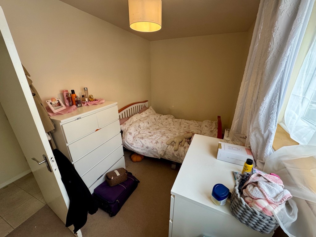 Lot: 147 - TWO-BEDROOM APARTMENT WITH SEA VIEWS - Flat 1 Bayle Court - bedroom 1